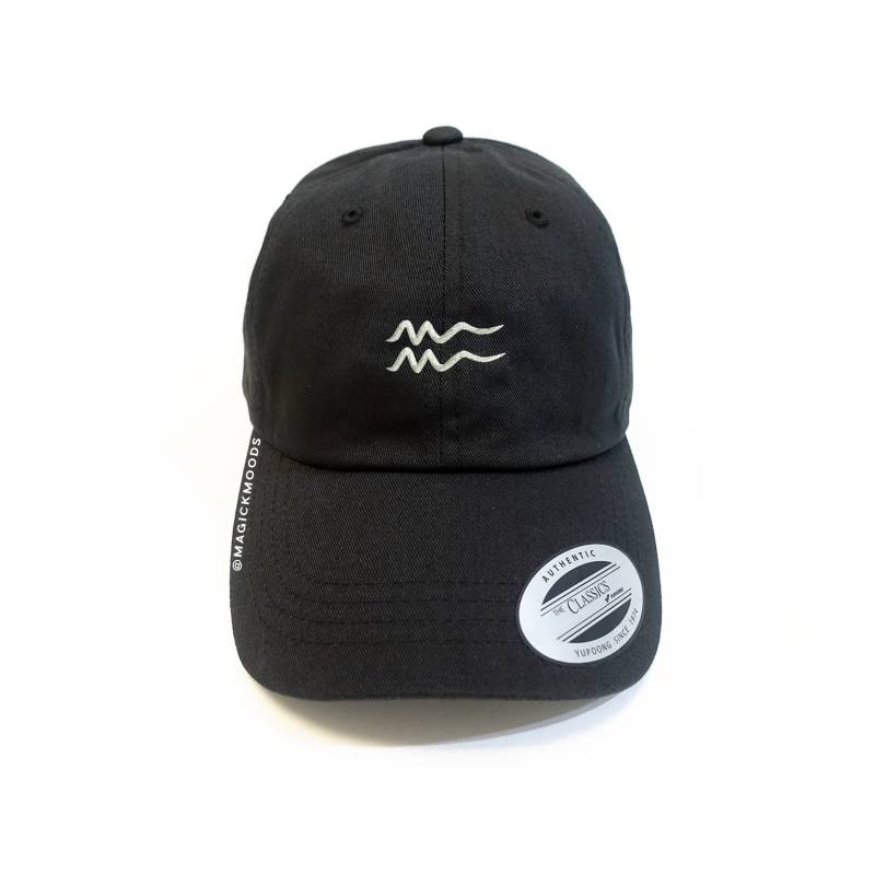 Aquarius Gestickte Papa Hut - Wassermann-Hut, Sternzeichen-Baseball-Cap, Sternzeichen Hut, Wassermann-Geburtstag-Geschenk Aquarius Gestickte Papa Hut - Wassermann-Hut, Sternzeichen-Baseball-Cap, Sternzeichen Hut, Wassermann-Geburtstag-Geschenk von MagickMoods