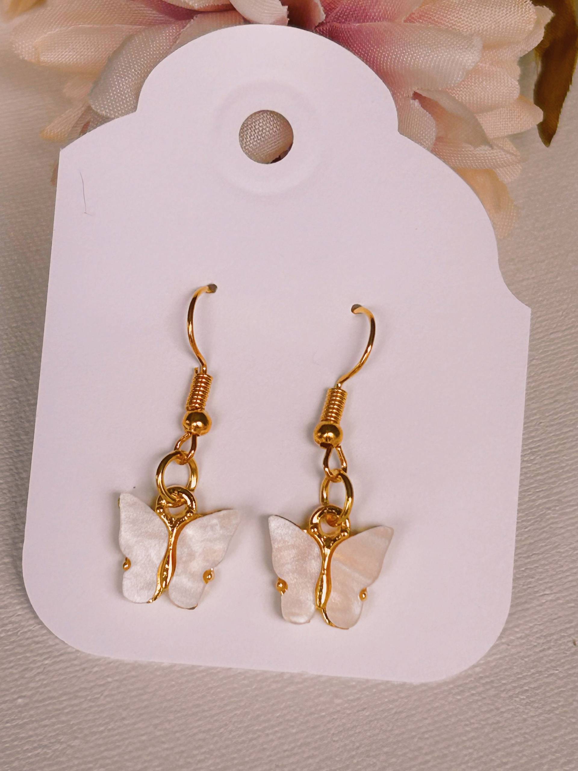 Schöne Perlmutt Schmetterling Ohrringe in Verschiedenen Farben. Schmetterling, Ohrringe, Geschenk, Geschenkidee, Gold , Bunt, Butterfly von MagicnaddelsDesign