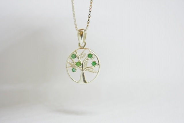Ein Silberanhänger Im Baumdesign, Besetzt Mit Echten Smaragden, Sterlingsilber 925, Der Baum Des Lebens von MagictouchArt
