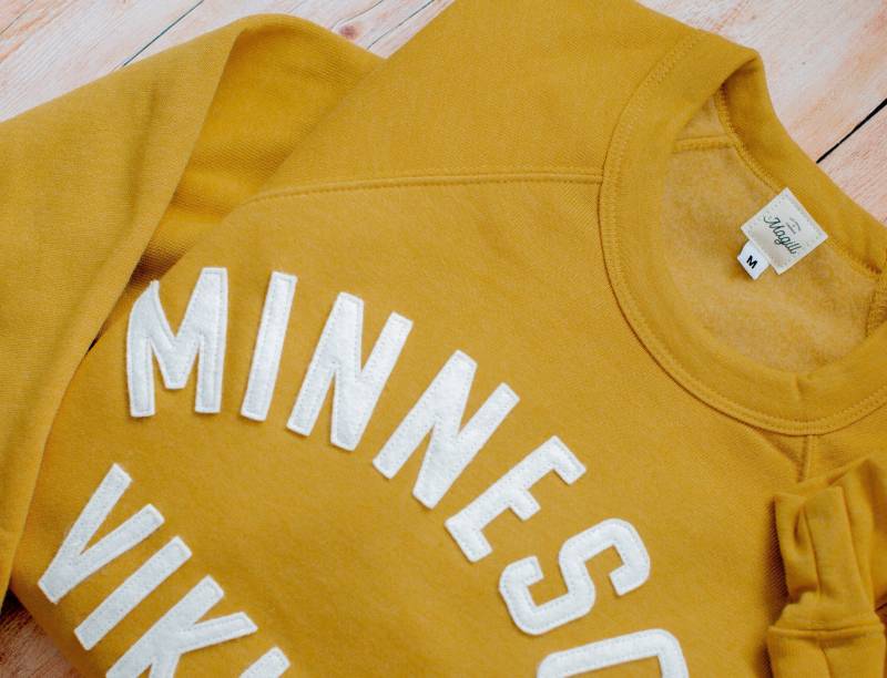 Personalisiertes College-Sweatshirt Mit Rundhalsausschnitt Im Vintage-stil Personalisiertes College-Sweatshirt Mit Rundhalsausschnitt Im Vintage-stil von MagillHandmade