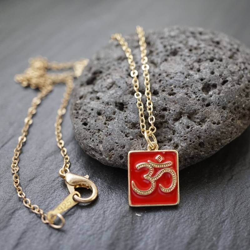 Om Aumemaille Anhänger - Rot Viereckig Mit Vergoldeter Kette/Omkara Sunje von MagischeWeltAvalon