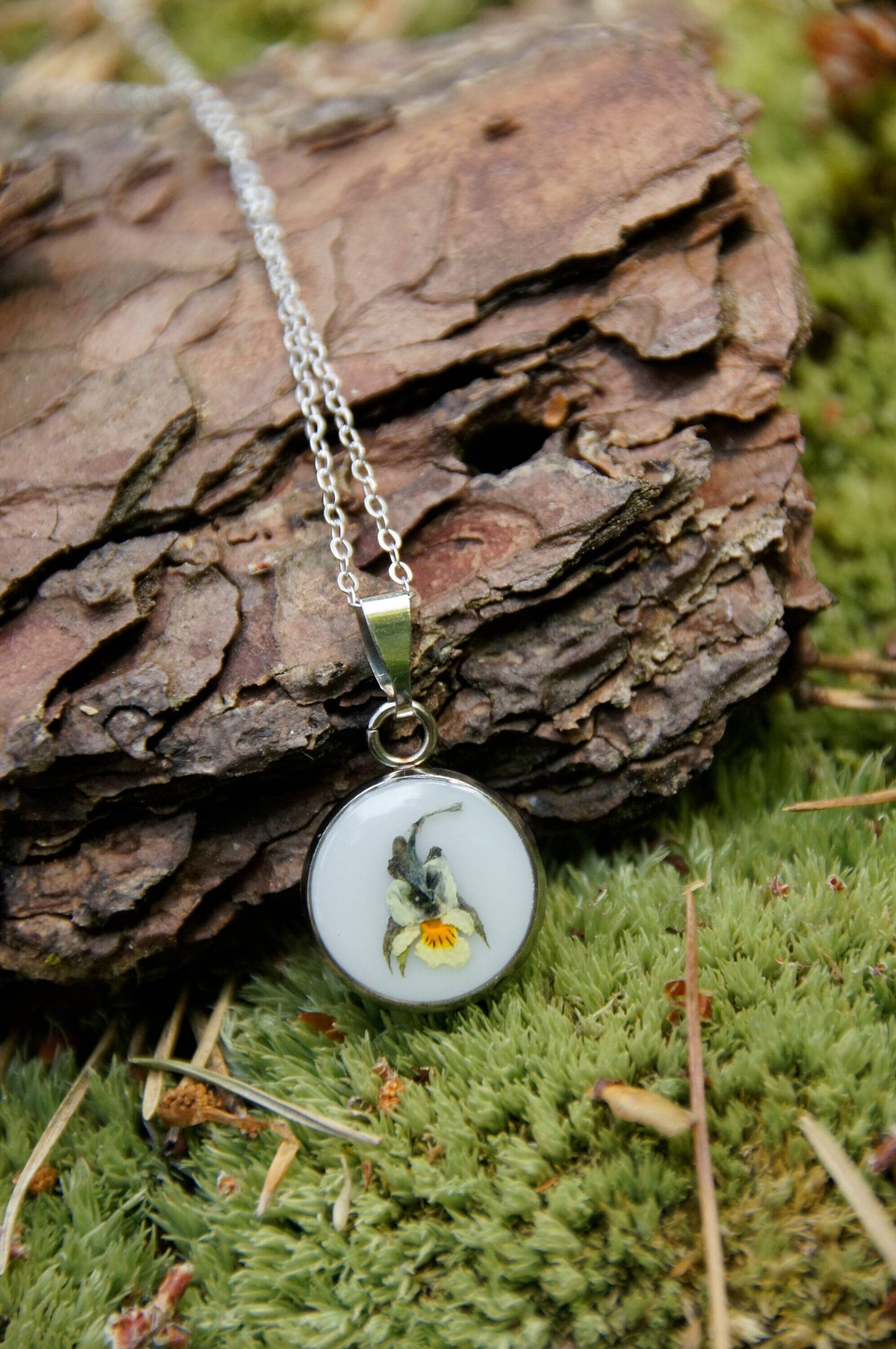 Halskette "Acker-stiefmütterchen" Silber, Blüten-Halskette Halskette "Acker-stiefmütterchen" Silber, Blüten-Halskette von MagischesMarburg