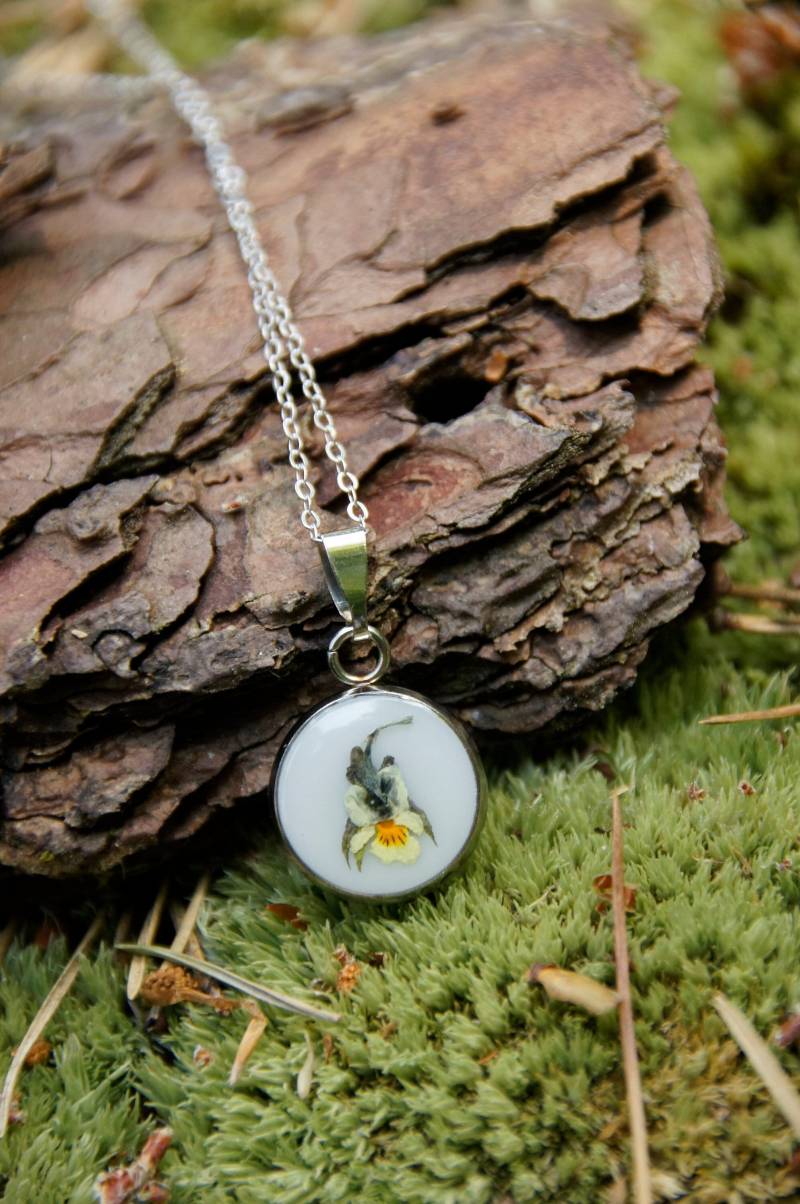 Halskette "Acker-stiefmütterchen" Silber, Blüten-Halskette Halskette "Acker-stiefmütterchen" Silber, Blüten-Halskette von MagischesMarburg