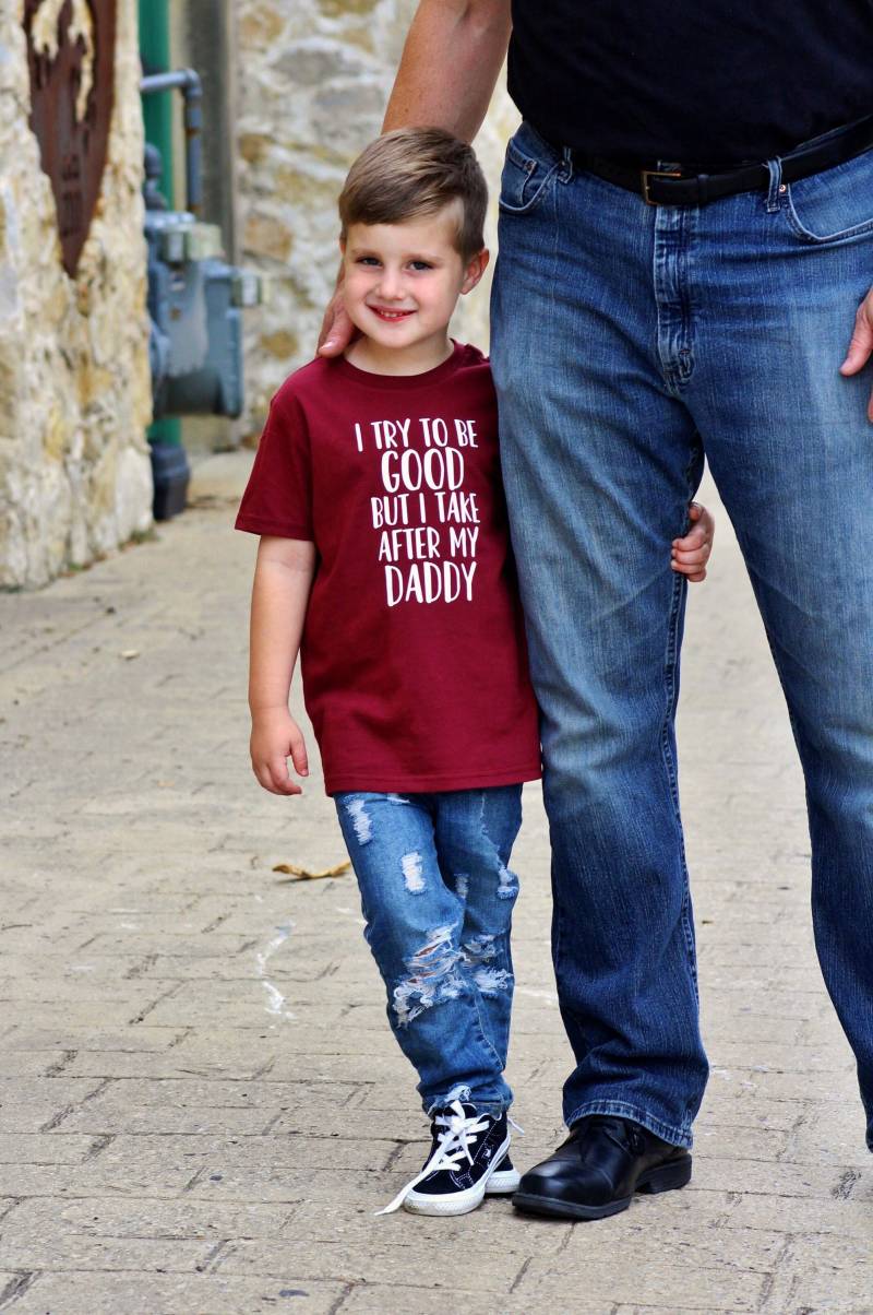 Ich Versuche, Gut Zu Sein, Aber Ich Nehme Nach Papa | Fehlermacher Kleiner Vater Wie Sohn Lustige Kleinkind Shirt Vatertag Ich Versuche, Gut Zu Sein, Aber Ich Nehme Nach Papa | Fehlermacher Kleiner Vater Wie Sohn Lustige Kleinkind Shirt Vatertag von MagliobyDesign