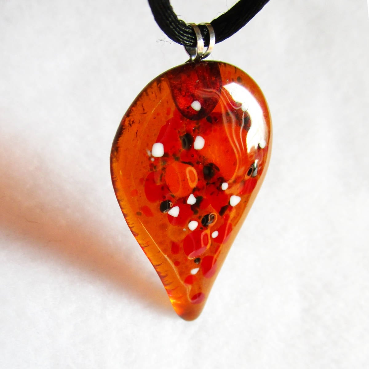 Halskette Mit Glasanhänger Von Murano Bernstein Gelb Und Rot Schwarzen Weißen Tropfen, Geschmolzenem Glas Anhänger, Einzigartiges Juwel, Ohne Nickel von MagmaVetriArtistici