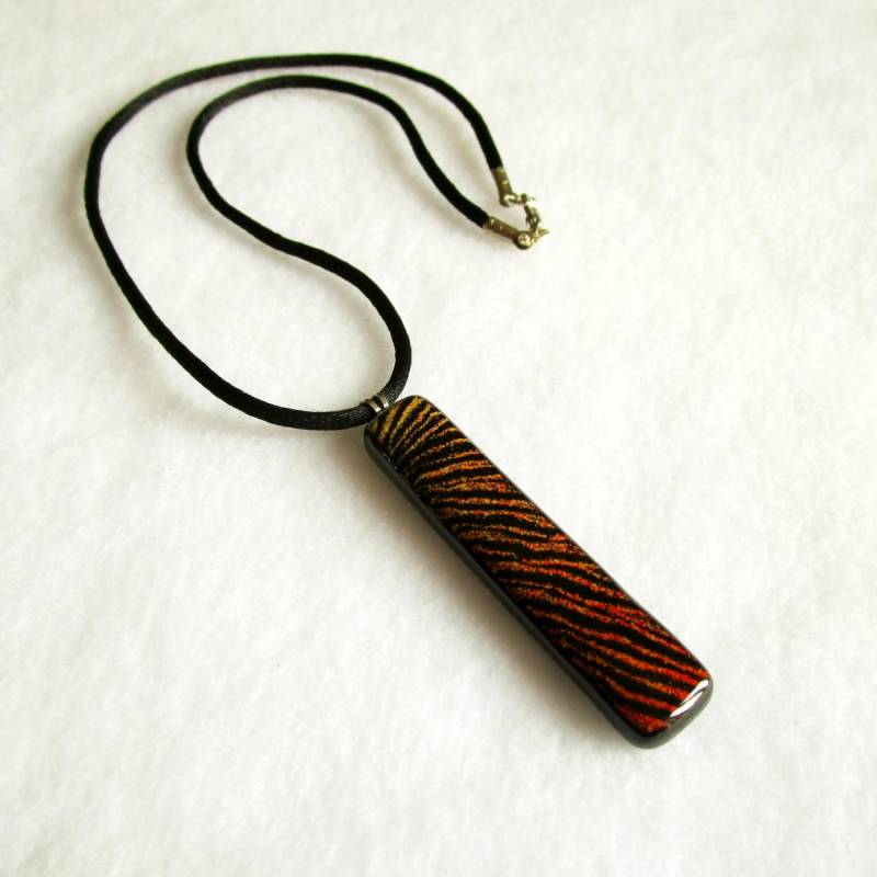 Schwarze Murano Glas Anhänger Halskette Mit Streifen Von Gelb Bis Rot, Geschmolzenes Anhänger, Einzigartigejuwel, Ohne Nickel von MagmaVetriArtistici