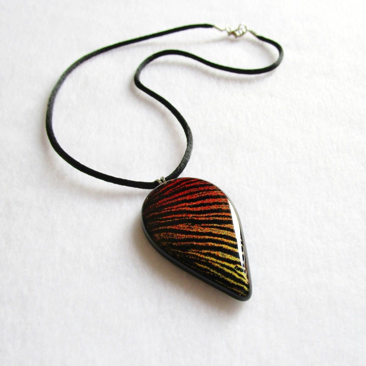 Schwarze Murano Glas Anhänger Halskette Mit Streifen Von Gelb Bis Rot Schattiert, Geschmolzenes Anhänger, Einzigartigejuwel, Kein Nickel von MagmaVetriArtistici