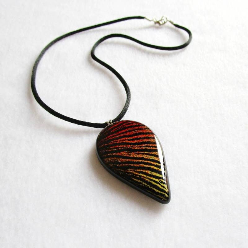 Schwarze Murano Glas Anhänger Halskette Mit Streifen Von Gelb Bis Rot Schattiert, Geschmolzenes Anhänger, Einzigartigejuwel, Kein Nickel von MagmaVetriArtistici
