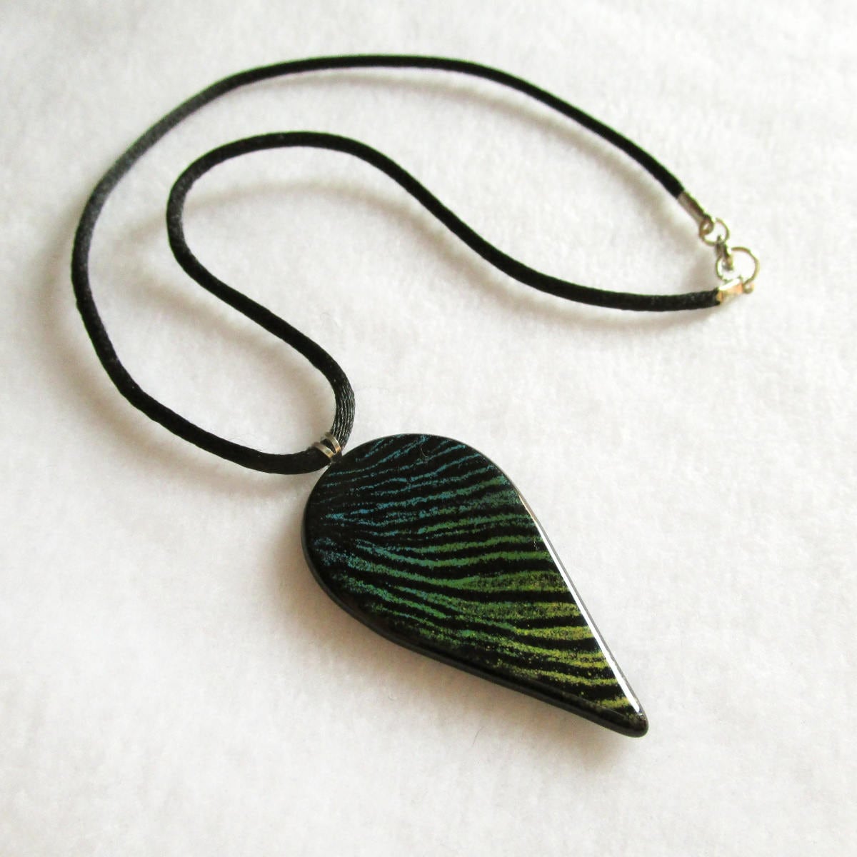 Schwarze Murano Glas Anhänger Halskette Mit Streifen Von Gelb Bis Türkis Schattiert, Geschmolzenem Anhänger, Einzigartigejuwel, Kein Nickel von MagmaVetriArtistici