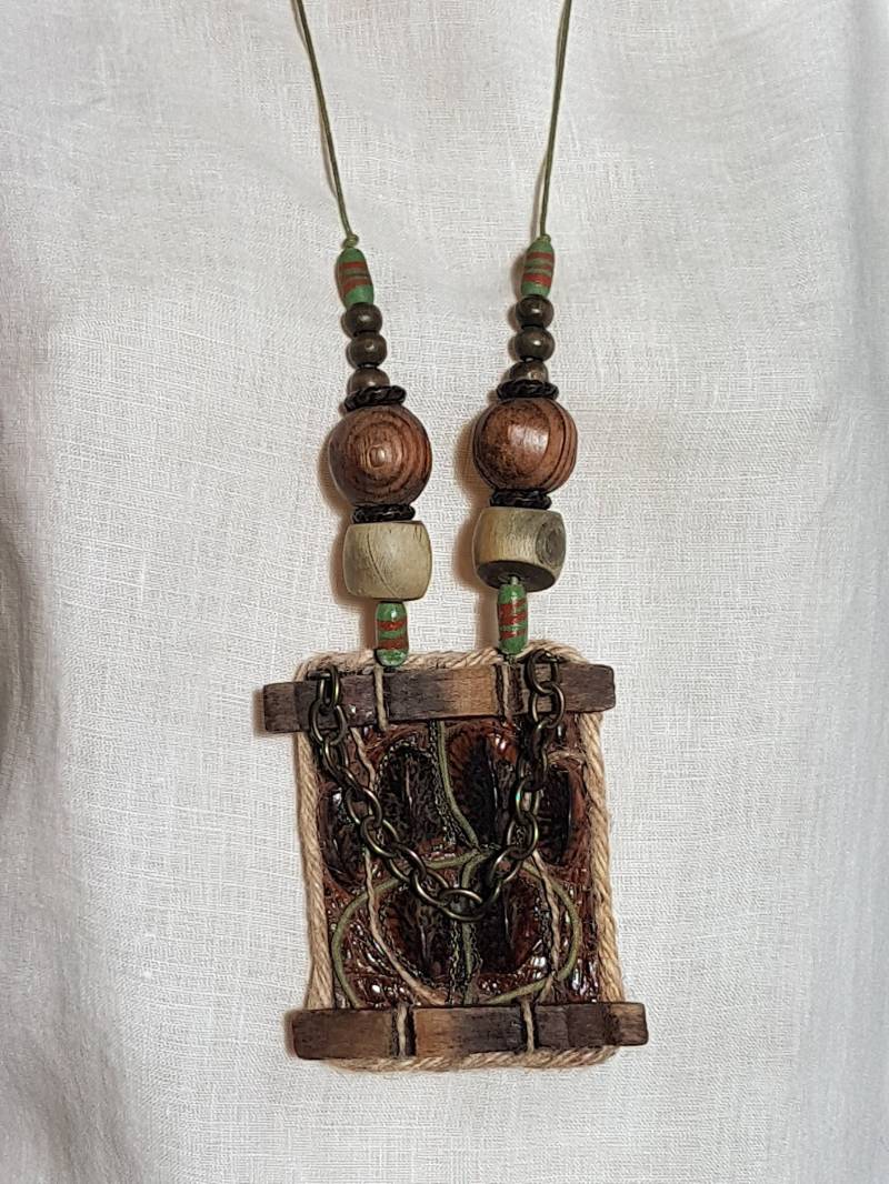 Ein Wenig Grün in Einem Grauen Leben Neue Kollektion Extravagante Braune Lederkette Von Magmaracreations von MagmaraCreations