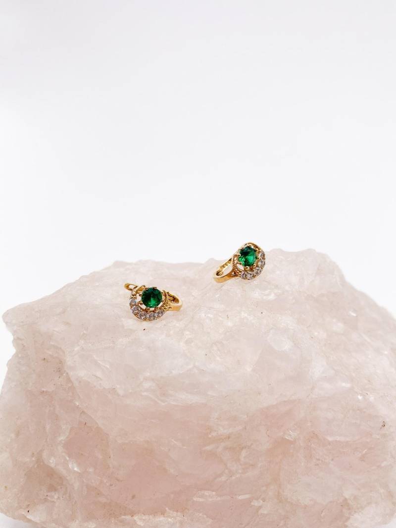 333 Gold Vintage Ohrringe Mit Grünem Stein Und Weißen Steinen von MagnetBerlin