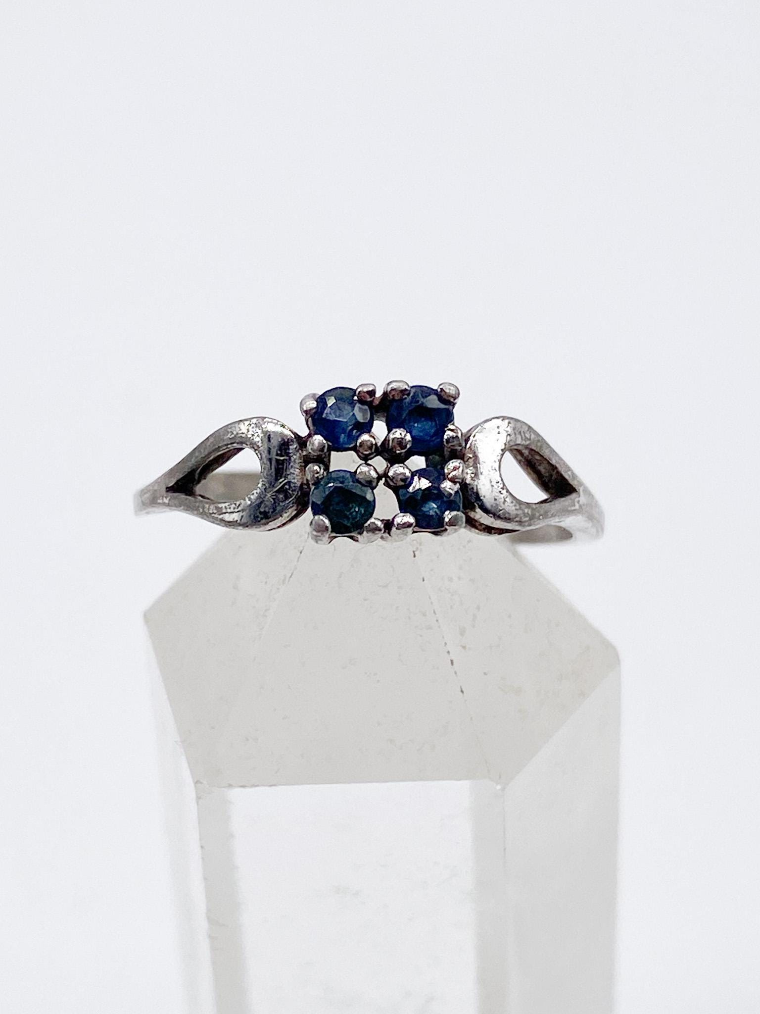 50Er Jahre Theodor Klotz Teka Ring Mit Saphir Steinen, Schmuck Deutschland, 925 Silber - Größe 55-58 -17, 5-18, 5 Mm 50Er Jahre Theodor Klotz Teka Ring Mit Saphir Steinen, Schmuck Deutschland, 925 Silber - Größe 55-58 -17, 5-18, 5 Mm von MagnetBerlin