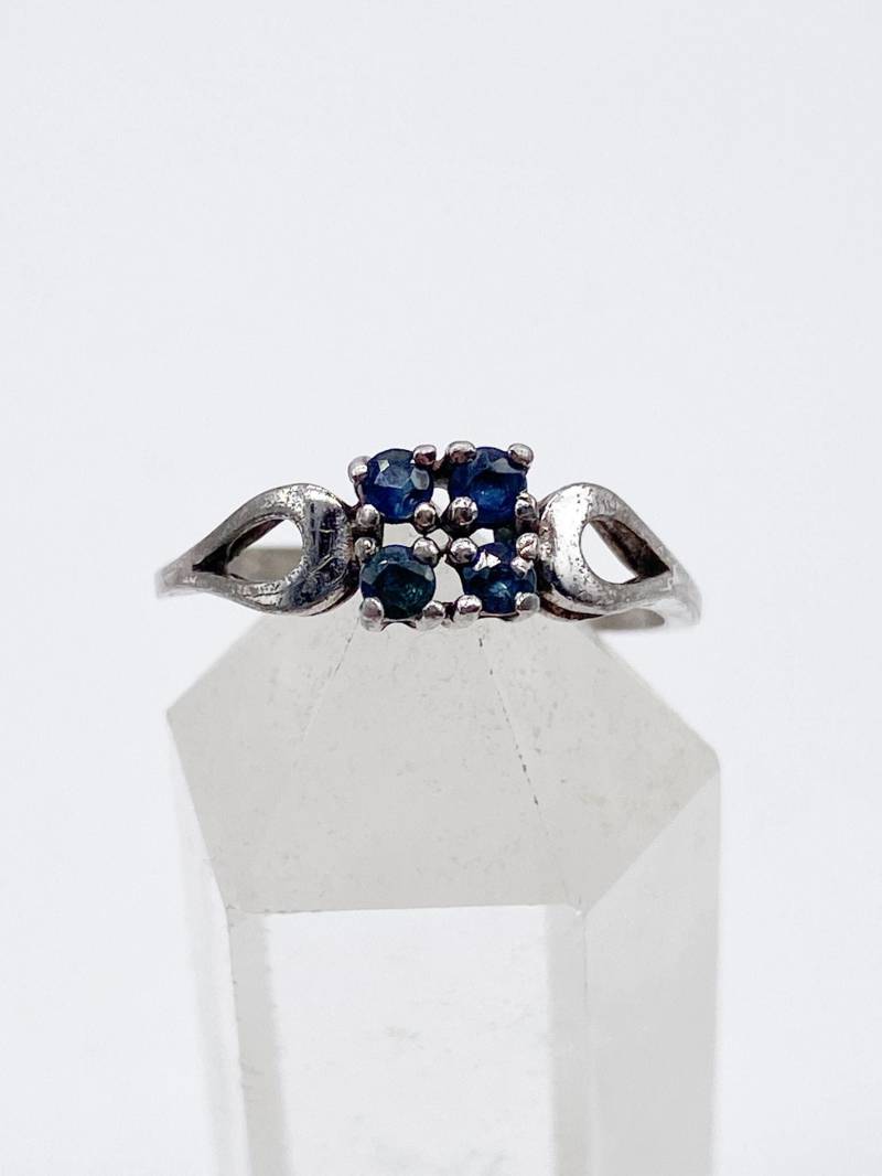 50Er Jahre Theodor Klotz Teka Ring Mit Saphir Steinen, Schmuck Deutschland, 925 Silber - Größe 55-58 -17, 5-18, 5 Mm 50Er Jahre Theodor Klotz Teka Ring Mit Saphir Steinen, Schmuck Deutschland, 925 Silber - Größe 55-58 -17, 5-18, 5 Mm von MagnetBerlin