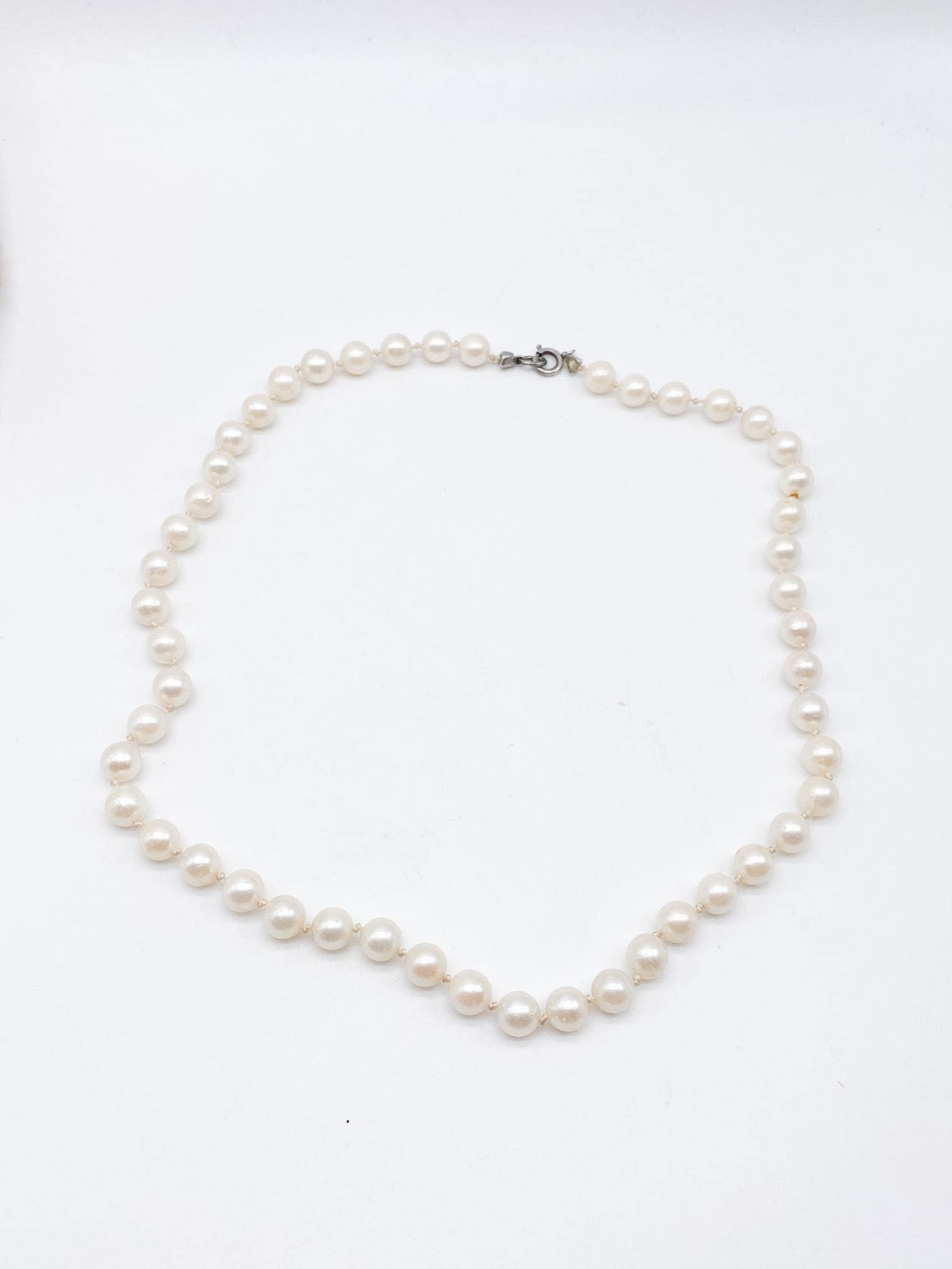 50Er Jahre Vintage Perlenkette Mit Echten Perlen Und Metallverschluss von MagnetBerlin