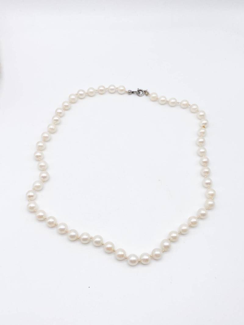 50Er Jahre Vintage Perlenkette Mit Echten Perlen Und Metallverschluss von MagnetBerlin