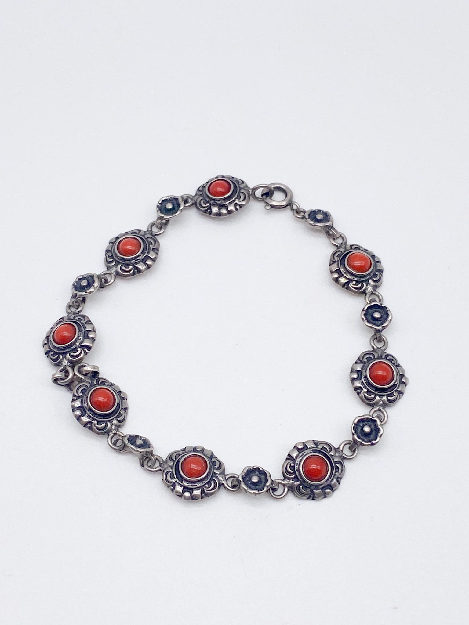 60Er Jahre Armband Mit Roten Korallen Aus Altem 835 Silber 60Er Jahre Armband Mit Roten Korallen Aus Altem 835 Silber von MagnetBerlin