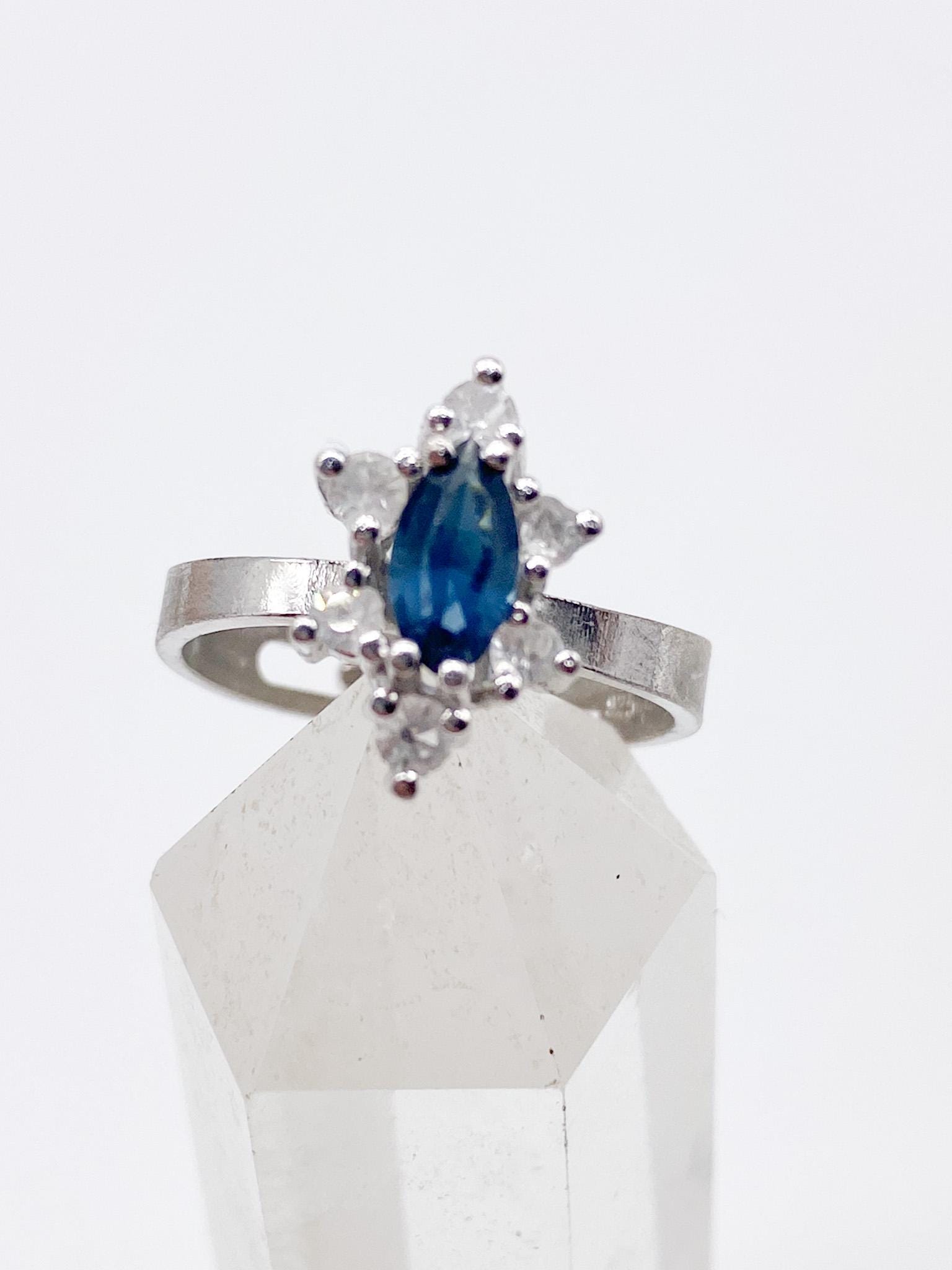 60Er Jahre Vintage Ring Mit Blauem Und Weißen Steinen 925 Silber - Größe 52-56 16, 5-17, 8 Mm 60Er Jahre Vintage Ring Mit Blauem Und Weißen Steinen 925 Silber - Größe 52-56 16, 5-17, 8 Mm von MagnetBerlin