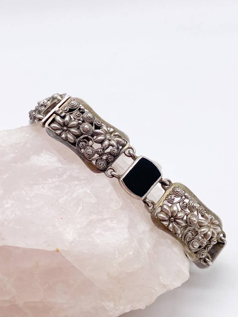 70Er Jahre Vintage Armband Aus Altem 835 Silber Mit Blumenmuster Und Schwarzem Onyx Stein von MagnetBerlin