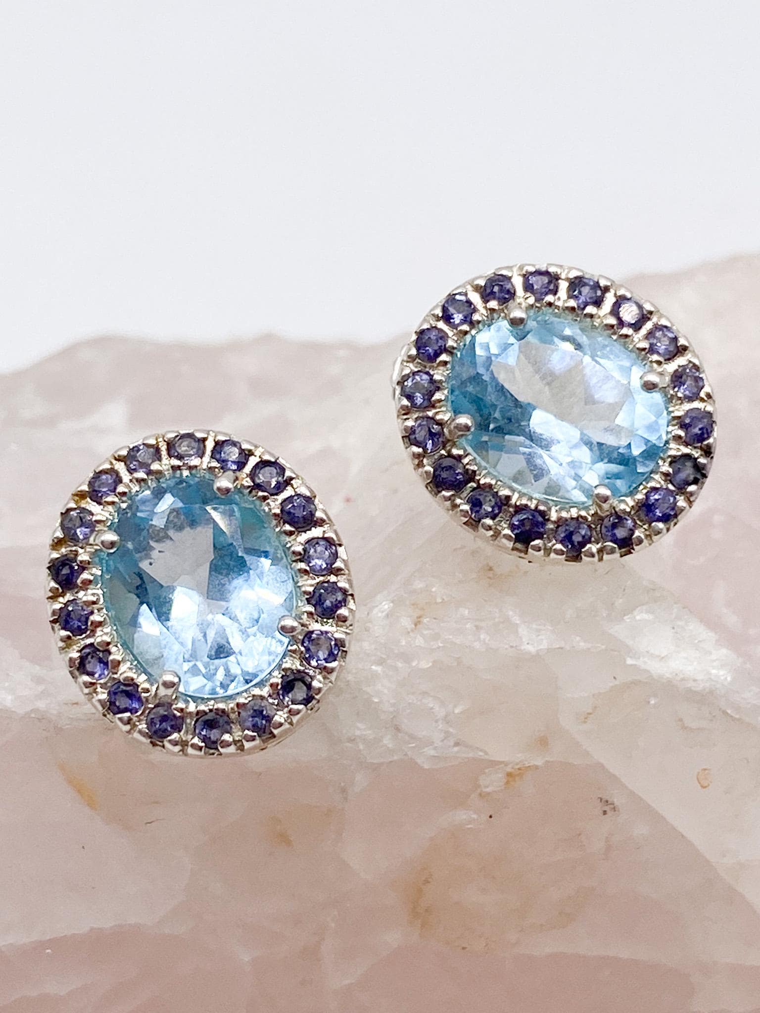 70Er Jahre Vintage Ohrringe Ohrstecker Mit Topas Und Tansanit Steinen Aus 925 Silber von MagnetBerlin