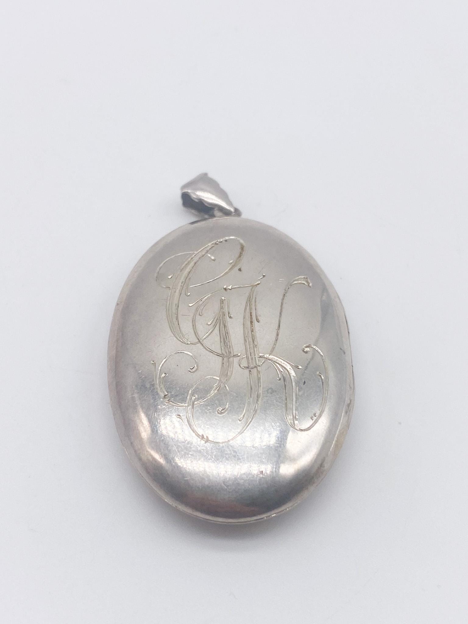 Großer Vintage Medaillon Anhänger Zum Aufmachen Mit Buchstaben Gk Aus 925 Silber Oval Großer Vintage Medaillon Anhänger Zum Aufmachen Mit Buchstaben Gk Aus 925 Silber Oval von MagnetBerlin