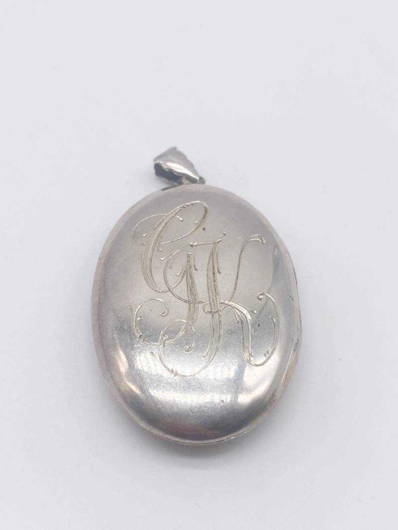 Großer Vintage Medaillon Anhänger Zum Aufmachen Mit Buchstaben Gk Aus 925 Silber Oval Großer Vintage Medaillon Anhänger Zum Aufmachen Mit Buchstaben Gk Aus 925 Silber Oval von MagnetBerlin