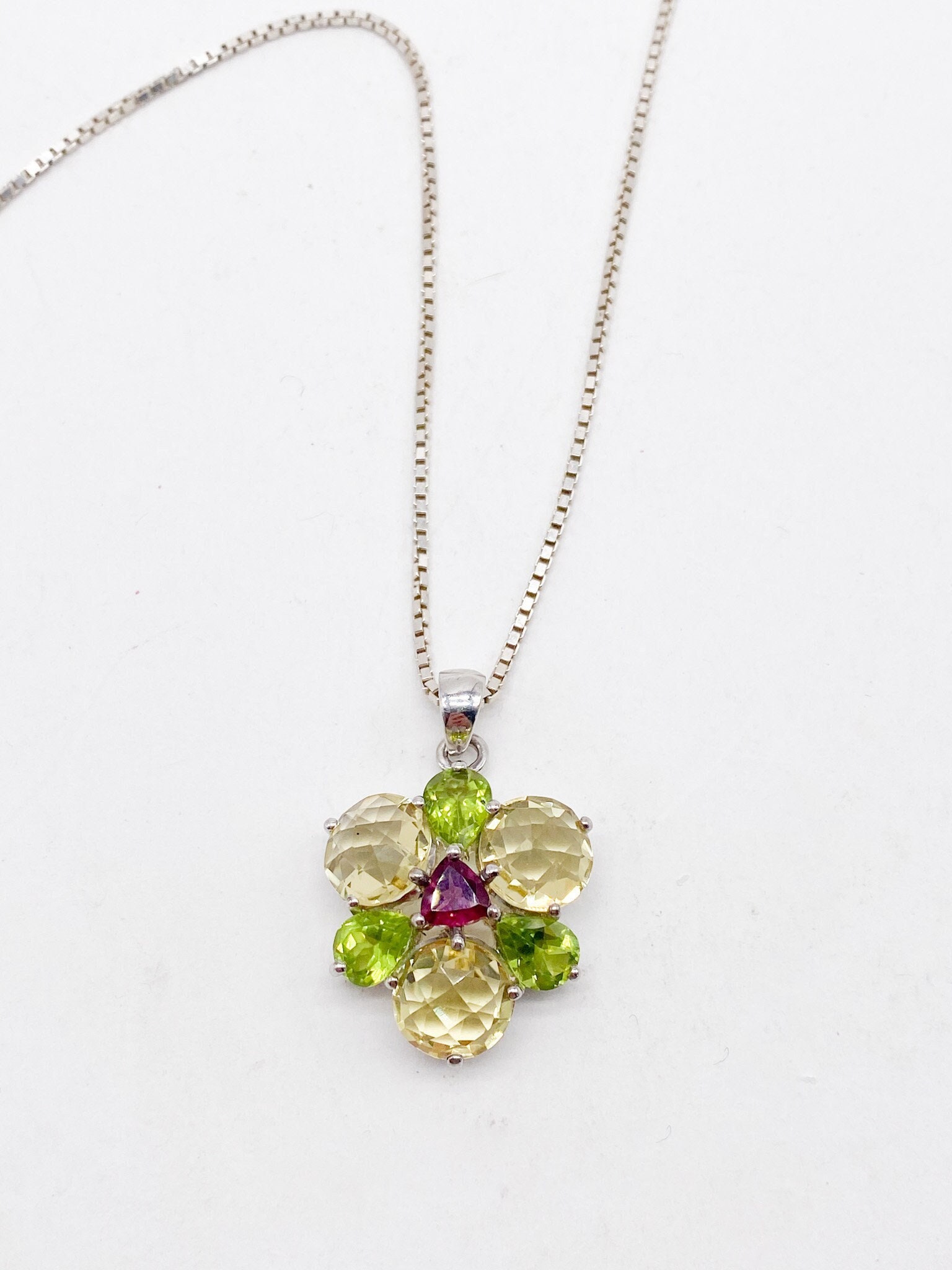 Kette Mit Blumen Anhänger Citrin, Turmalin Und Peridot Steinen Aus 925 Silber Kette Mit Blumen Anhänger Citrin, Turmalin Und Peridot Steinen Aus 925 Silber von MagnetBerlin