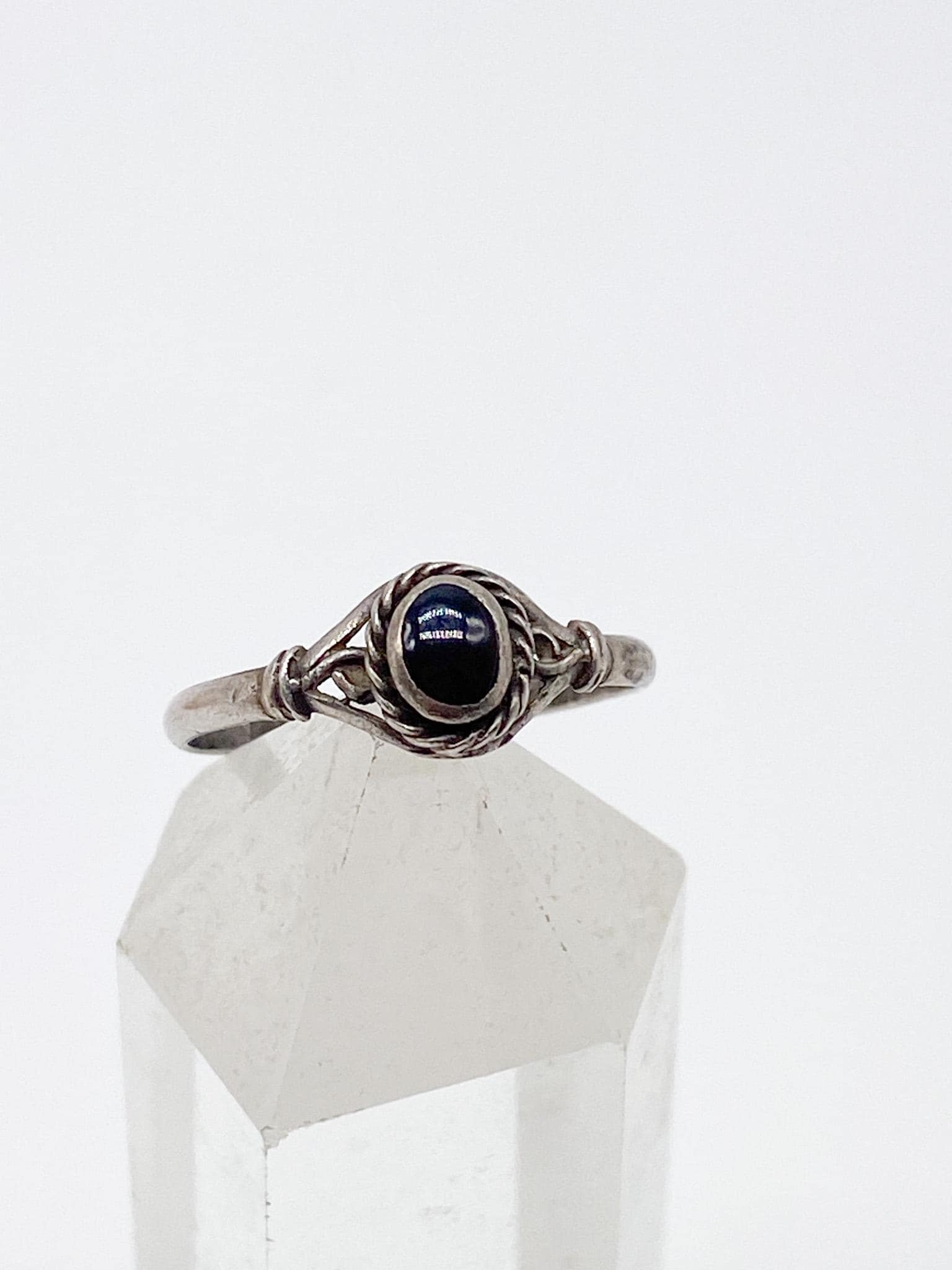 Vintage Ring Mit Dunkel Schwarz/Violettem Turmalin Stein Aus 925 Silber Größe 49/50 15, 7 Mm von MagnetBerlin