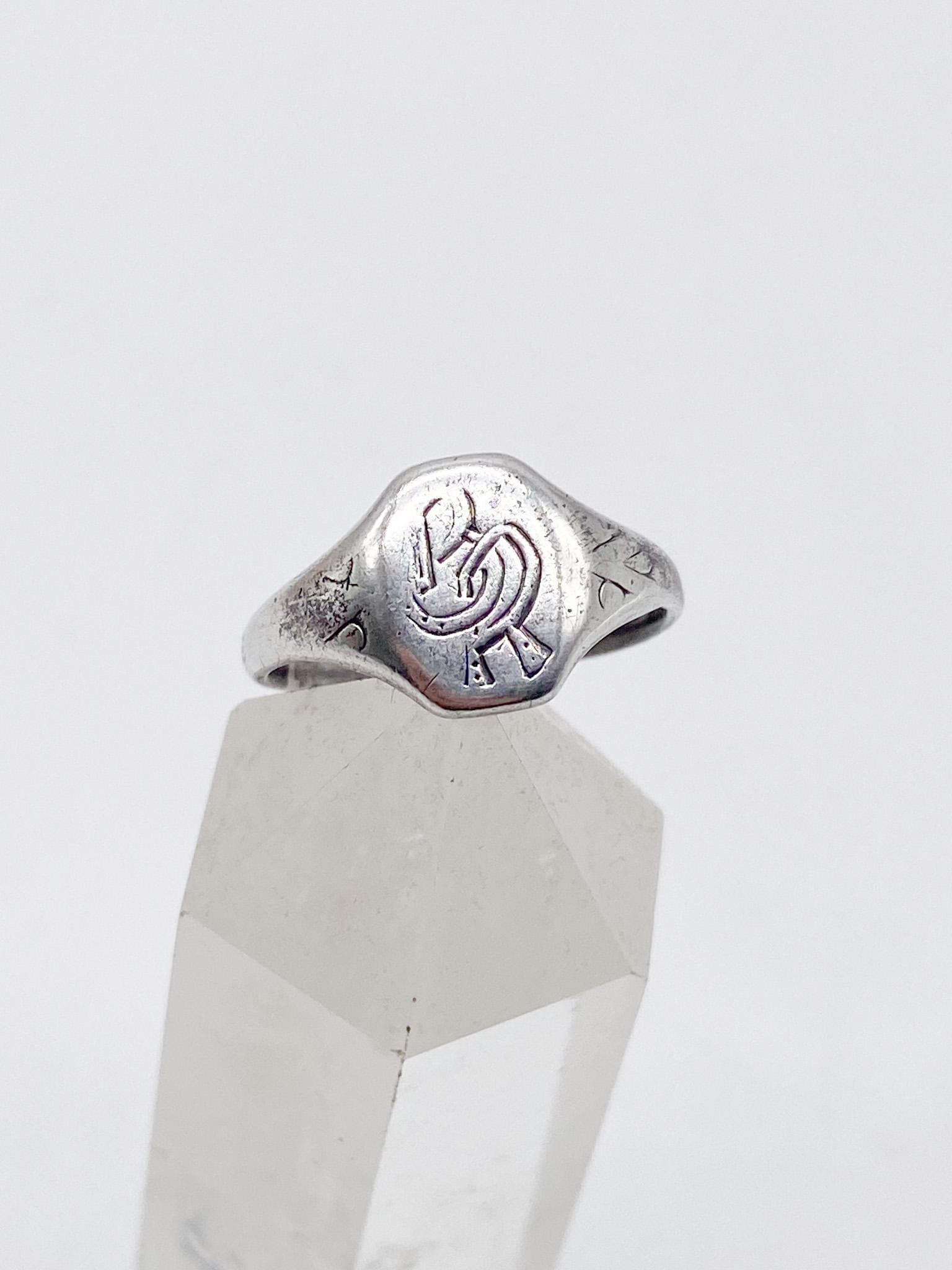 Vintage Siegelring Aus Altem 835 Silber Mit Initialen P & B Größe 51 - 16, 2 Mm Vintage Siegelring Aus Altem 835 Silber Mit Initialen P & B Größe 51 - 16, 2 Mm von MagnetBerlin