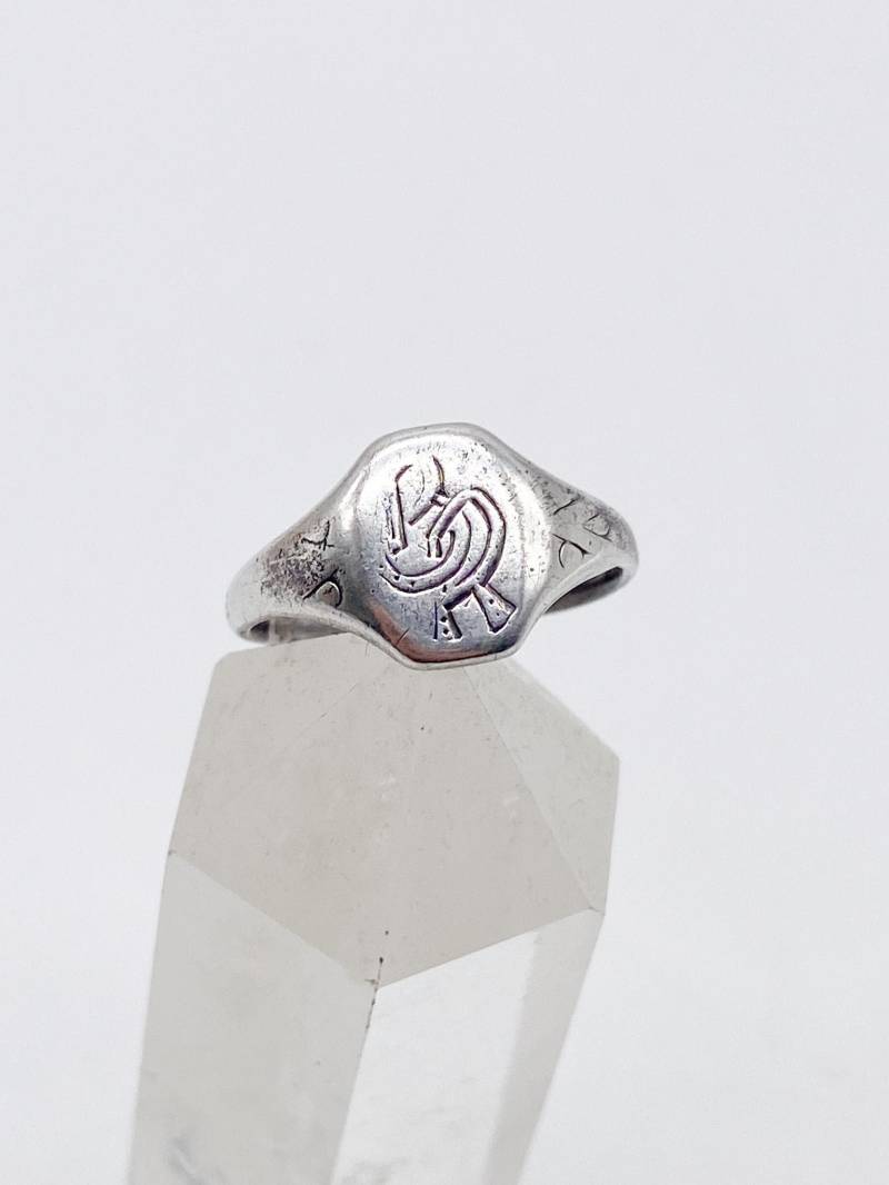 Vintage Siegelring Aus Altem 835 Silber Mit Initialen P & B Größe 51 - 16, 2 Mm Vintage Siegelring Aus Altem 835 Silber Mit Initialen P & B Größe 51 - 16, 2 Mm von MagnetBerlin
