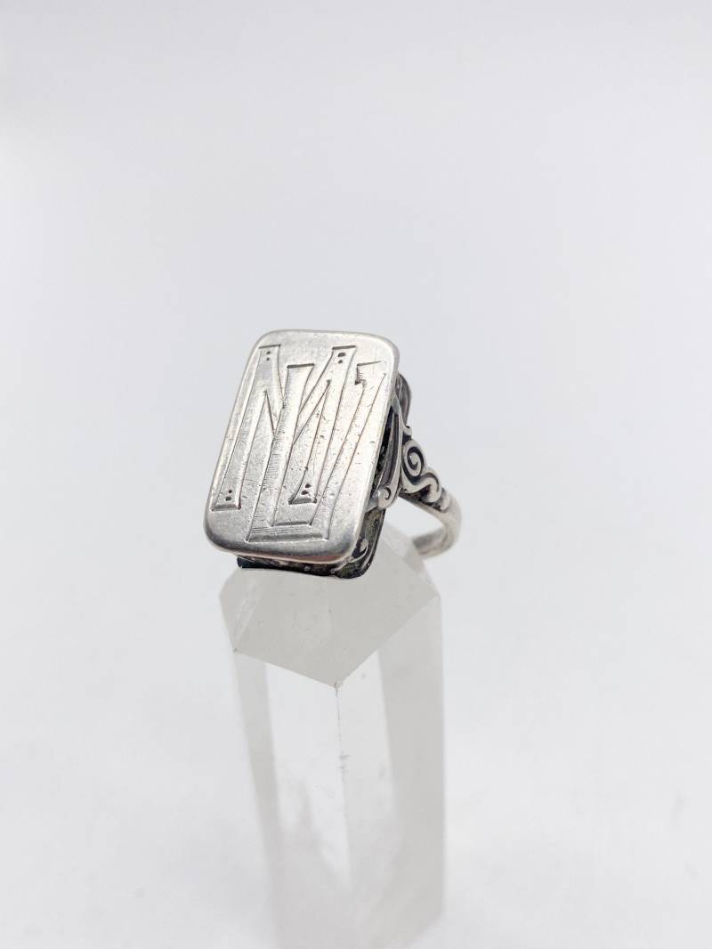 Vintage Siegelring Mit Buchstaben M Und U Silberring Aus Altem 900 Silber Größe 57 - 18, 1 Mm von MagnetBerlin