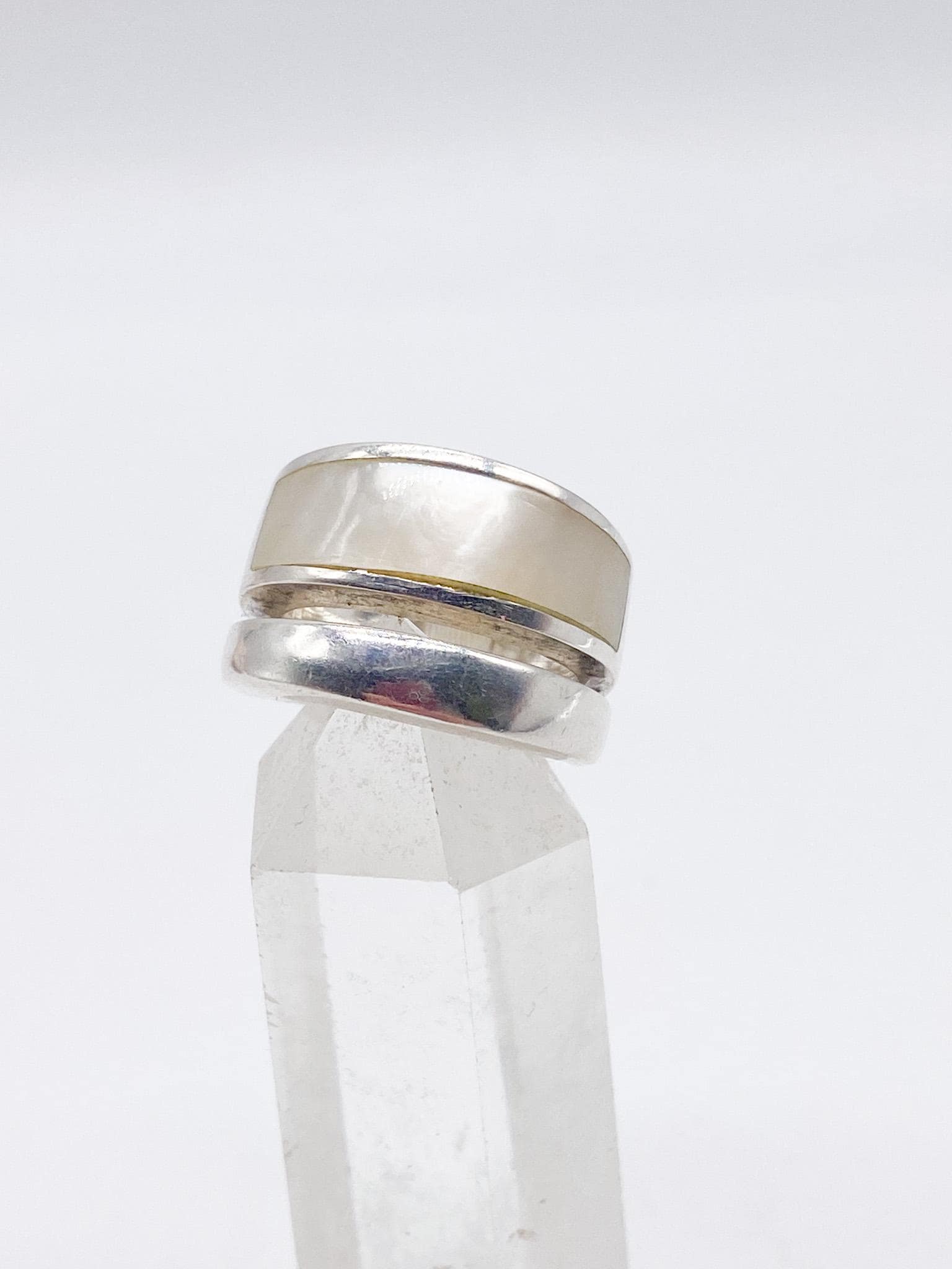 Vintage Silberring Mit Weißem Perlmutt Aus 925 Silber Größe 53/54 - 17 Mm von MagnetBerlin