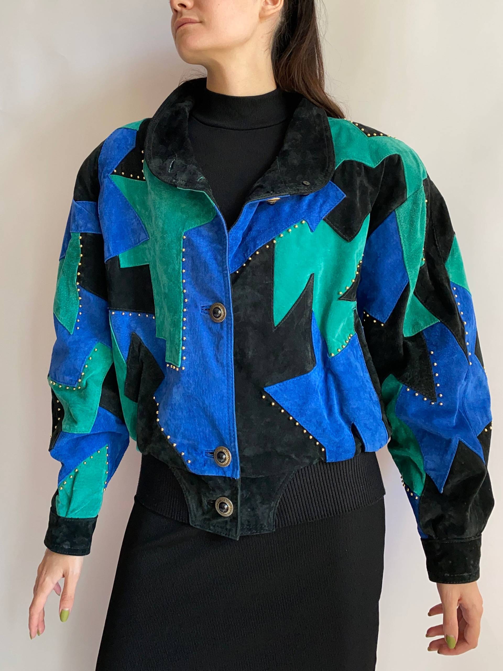 Seltene Vintage Patchwork Leder Bomberjacke Mit Nieten/ 1980Er Jahre/ Uk Größe 14 Seltene Vintage Patchwork Leder Bomberjacke Mit Nieten/ 1980Er Jahre/ Uk Größe 14 von MagnifiqueByDarya