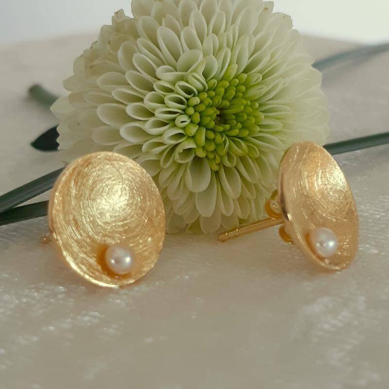 Feine Ohrstecker Mit Süsswasserperle Aus 925Er Sterlingsilber 18 Karat Vergoldet Damen Ohrhänger Matt Schmuck Damenohrringe Extravagant Ausgefallen von MagnoKreativ
