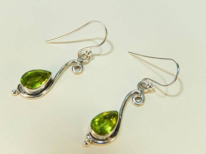 Peridot Farbene Ohrringe Aus Silber in Vintage Boho Stil. Tropfen Form Stein Echte Edelstein Damen Ohrhänger Schmuck Damenohrringe von MagnoKreativ