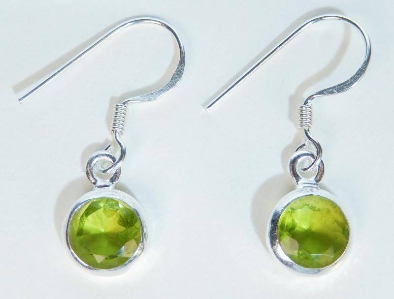Peridot Farbene Ohrringe Mit Faccettierten Stein. Aus 925Er Sterlingsilber Damen Ohrhänger Damenohrringe Echte Edelstein Schmuck Peridot Farbene Ohrringe Mit Faccettierten Stein. Aus 925Er Sterlingsilber Damen Ohrhänger Damenohrringe Echte Edelstein Schmuck von MagnoKreativ