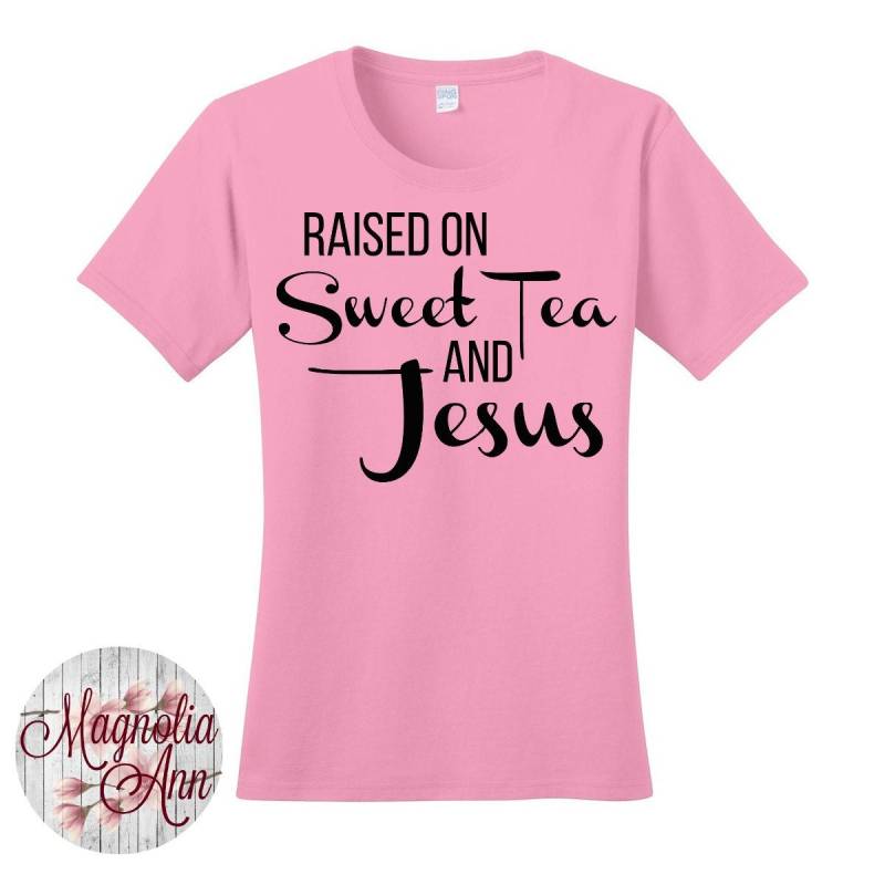 Aufgezogen Auf Sweet Tea & Jesus Damen Grafik-T-Shirt in 7 Verschiedenen Farben Den Größen S-4x, Plus Size von MagnoliaAnn