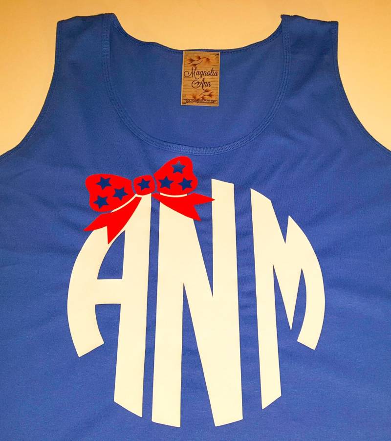 Benutzerdefinierte Monogramm Mit Schleife, Rot, Weiß Und Blau, 4. Juli, Frauen Baumwoll-Tanktop in 6 Farben Den Größen S-4x, Plus Size von MagnoliaAnn