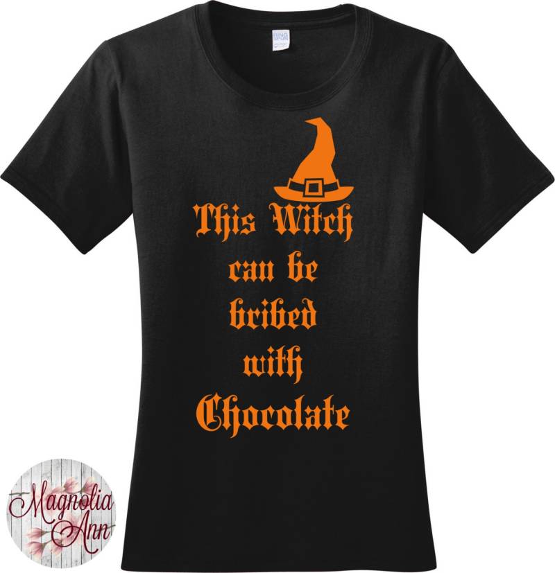 Diese Hexe Kann Mit Schokolade, Halloween-Frauen-T-Shirts in 7 Farben Den Größen S-4x, Plus Size-Kleidung, Size Halloween Bestochen Werden von MagnoliaAnn