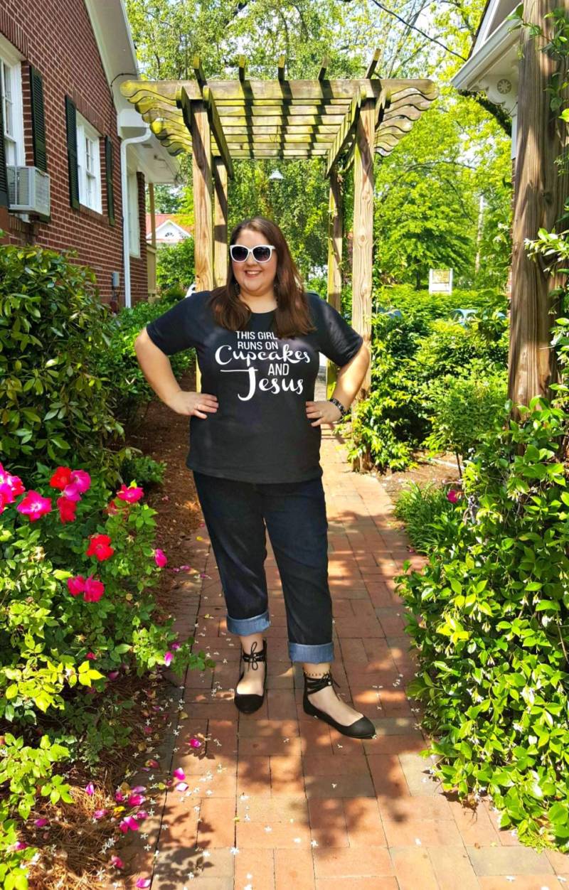 Dieses Mädchen Läuft Auf Cupcakes & Jesus Damen Grafik-T-Shirt in 7 Farben Den Größen S-4x, Plus Size von MagnoliaAnn