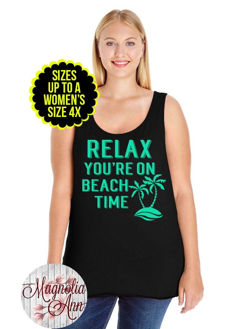 Entspannen Sie Sich, Sind Auf Strandzeit-Frauen-Tanktop, Strand-Tank, Strand-Shirt, Strand-T-Shirt, Kleidung in Übergröße, Hemd Tank-Top Übergröße von MagnoliaAnn