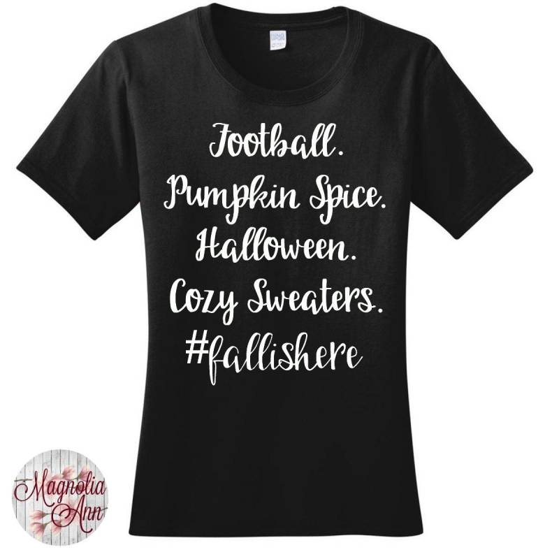 Football Pumpkin Spice Halloween Cozy Sweaters #fallishere Damen Grafik-T-Shirt in 7 Verschiedenen Farben Den Größen S-4x, Plus Size von MagnoliaAnn