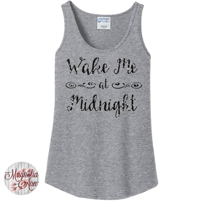 Glitter Wake Me At Midnight, Happy New Year, Silvester, Frauen Tank Top in 6 Farben Den Größen Small-4x, Plus Size von MagnoliaAnn