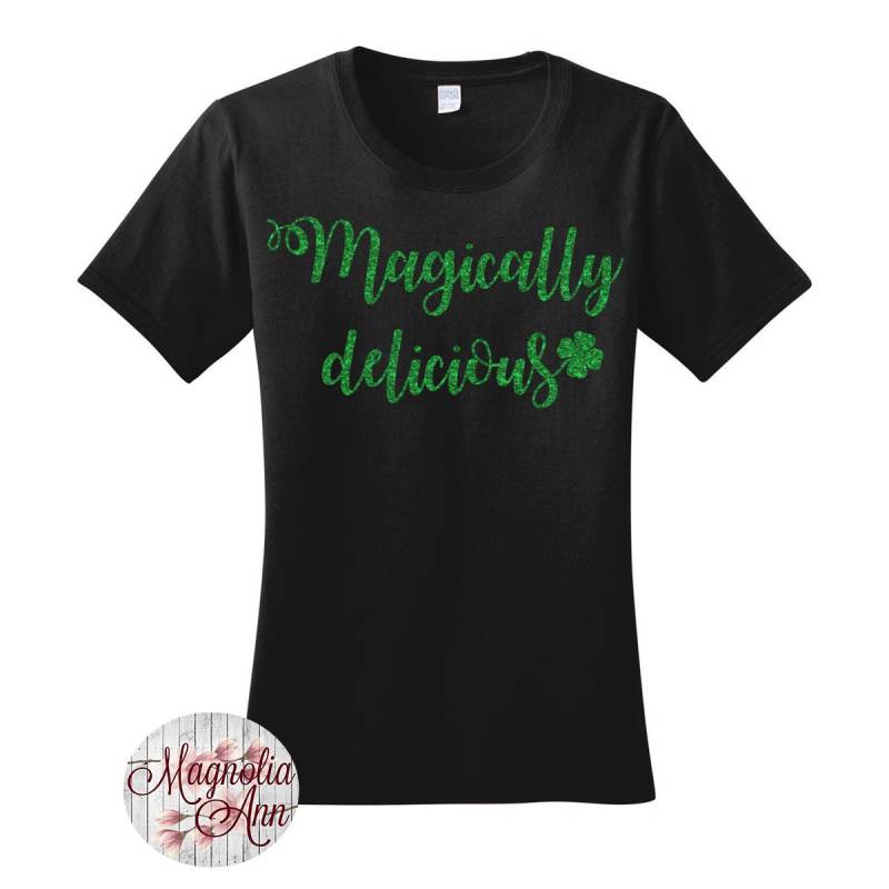 Grün Glitter Magically Delicious, Shamrock, St. Patricks Day, Frauen-T-Shirt in 7 Verschiedenen Farben Den Größen S-4x, Plus Size von MagnoliaAnn