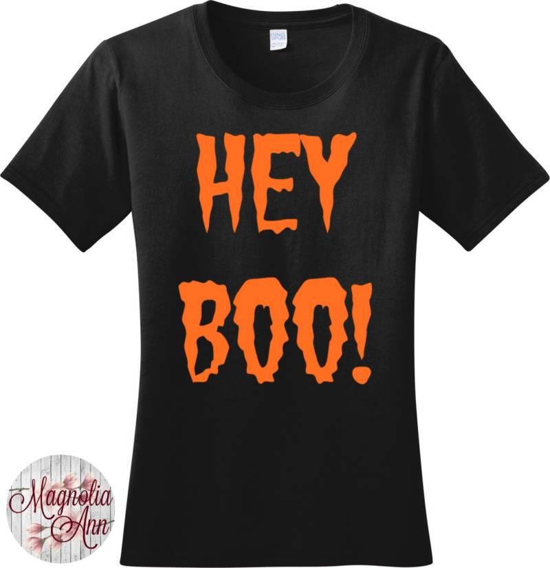 Hey Boo, Halloween Damen T-Shirts in 7 Farben Den Größen S-4x, Plus Size Kleidung, Halloween, Curvy von MagnoliaAnn