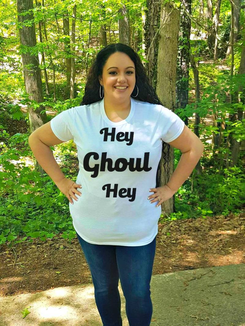 Hey Ghoul Hey, Halloween Damen Grafik-T-Shirt in 7 Verschiedenen Farben Den Größen S-4x, Plus Size von MagnoliaAnn