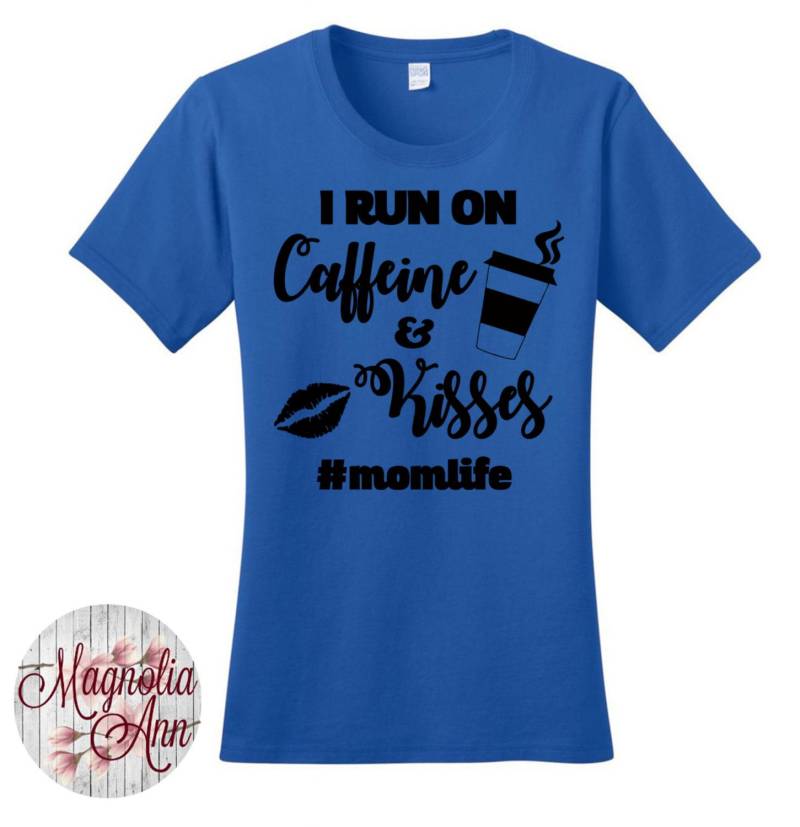 I Run On Caffeine & Kisses, Mom Life, Damen Grafik-T-Shirt in 7 Verschiedenen Farben Den Größen S-4x, Plus Size von MagnoliaAnn