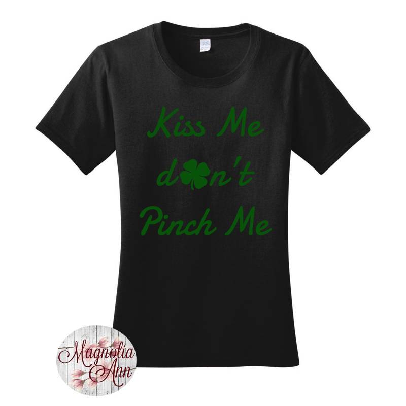 Kiss Me Don't Pinch Me, Kleeblatt, St. Patricks Day, Frauen-T-Shirt in 7 Verschiedenen Farben Den Größen S-4x, Plus Size von MagnoliaAnn