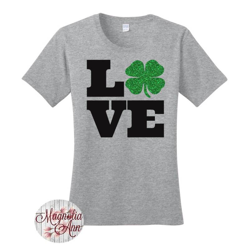 Liebe 4 Kleeblatt, St. Patricks Day, Frauen-T-Shirt in 7 Verschiedenen Farben Den Größen S-4x, Plus Size von MagnoliaAnn