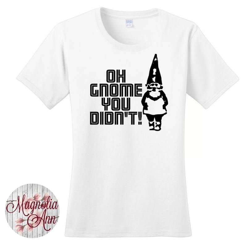 Oh Gnome You Didn't, Damen Grafik-T-Shirt in 7 Verschiedenen Farben Den Größen S-4x, Plus Size von MagnoliaAnn