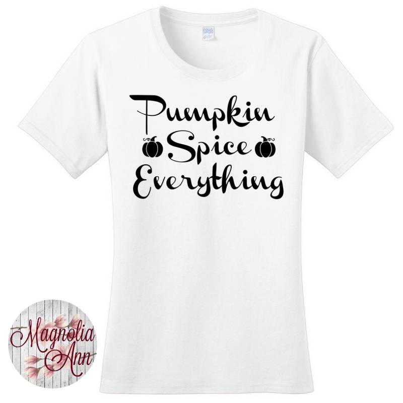 Pumpkin Spice Alles, Damen Grafik-T-Shirt in 7 Verschiedenen Farben Den Größen S-4x, Plus Size von MagnoliaAnn